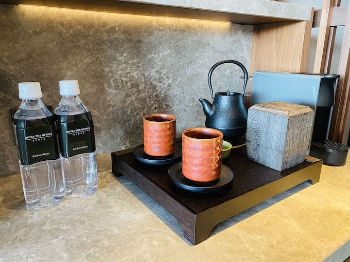 ホテルザ三井京都の茶器とボトルウォーター