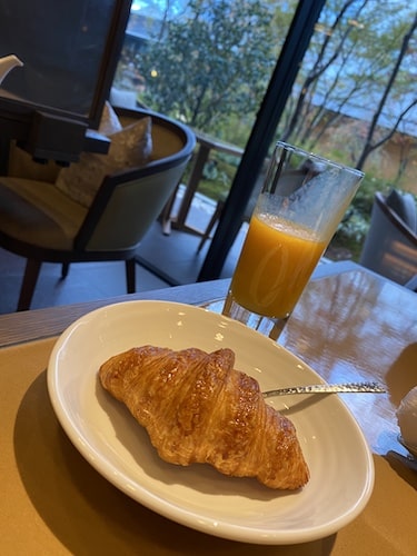 ホテルザ三井京都の朝食マンゴージュースとクロワッサン