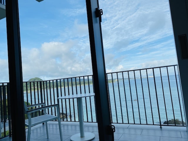 ハレクラニ沖縄のサンセットウイングのプレミアオーシャンビューフロントツインベッドからの窓の外