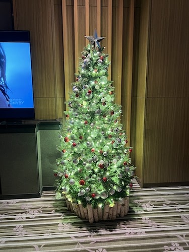 大阪マリオット都ホテルのクラブラウンジクリスマスツリー