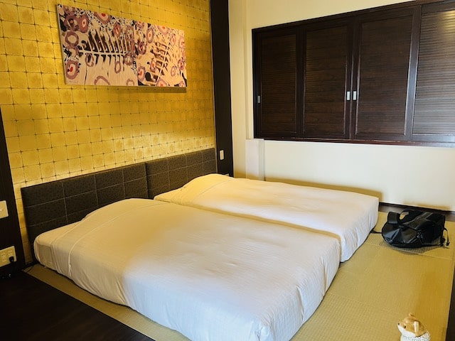 沖縄かりゆしリゾートエグゼス石垣のデラックスルーム琉球モダンタイプのベッドルーム