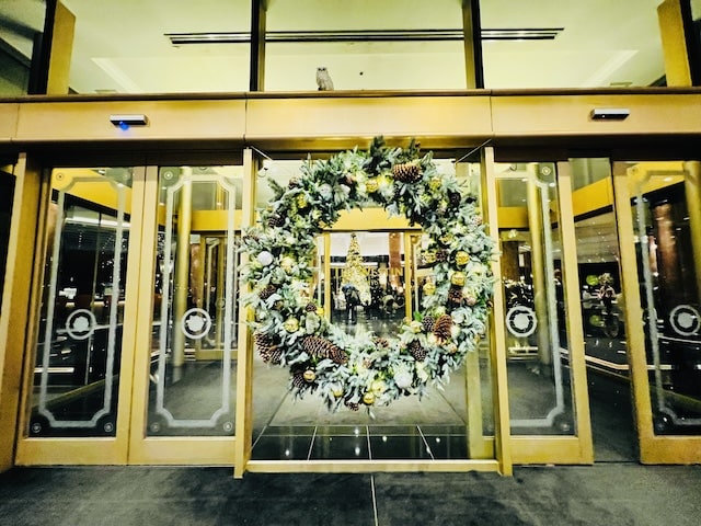 ウェスティンホテル東京のエントランスクリスマスリース