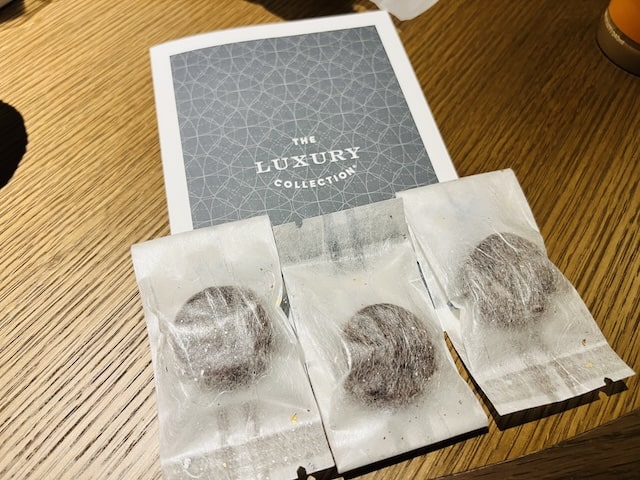 紫翠ラグジュアリーコレクションホテル奈良のベッドルームお菓子