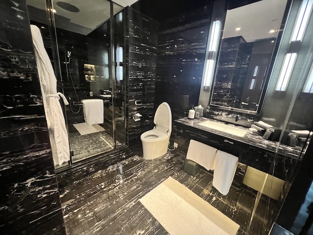 フォーシーズンズクアラルンプールの2ベッドルームエグゼクティブプレミアパークビューアパートメントのシャワー＆レストルーム