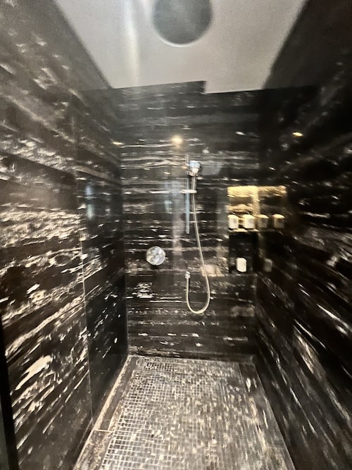 フォーシーズンズクアラルンプールの2ベッドルームエグゼクティブプレミアパークビューアパートメントのマスターベッドルームのバスルーム1