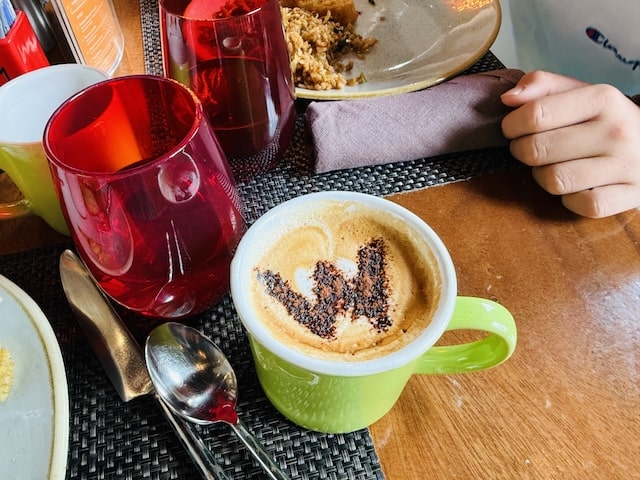 Wバリスミニャックの朝食レストランFIREのカフェラテ